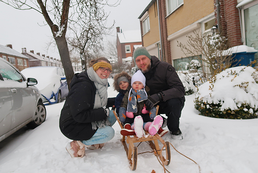 Sneeuwpret met het gezin